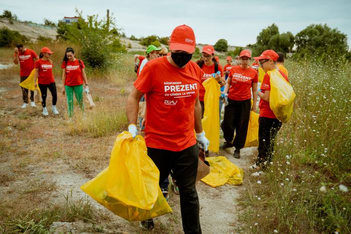Mai puţine deşeuri în Parcul Natural Văcăreşti, după o nouă acţiune de ecologizare